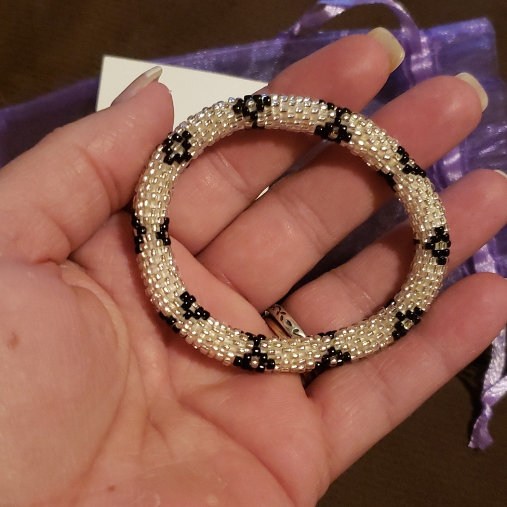 🔥Gorgeous Bracelet. Easy on easy off.